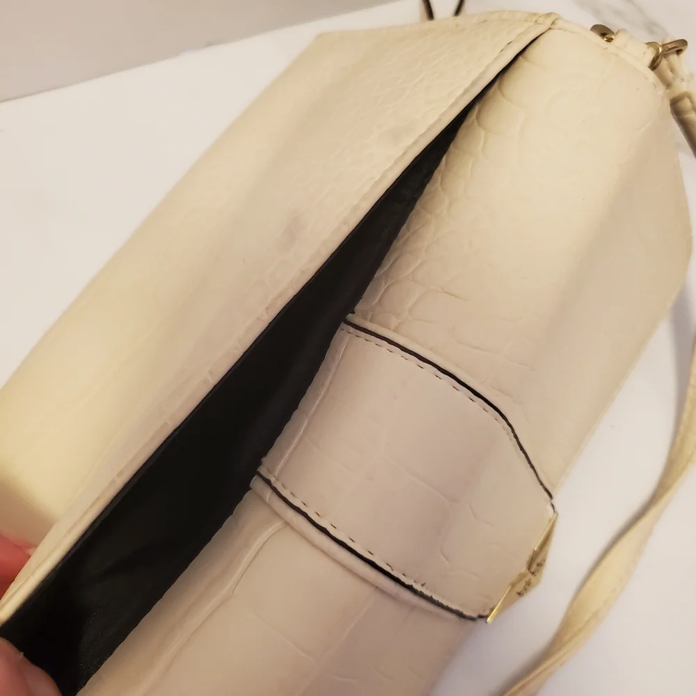 New Multi Pocket And Card Holders Crossbody By Nicole Miller